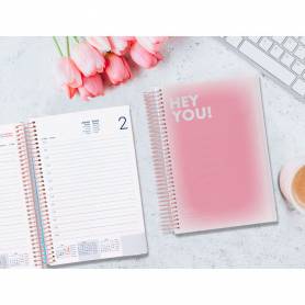 Agenda espiral liderpapel gazi a5 2025 día página color rosa papel 70 gr